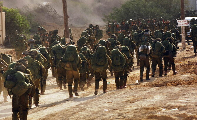 パレスチナ人拘留者は、ガザ地区での作戦中にイスラエル軍に人間の盾として行動するよう強制されたと非難している。（AFP/File Photo）
