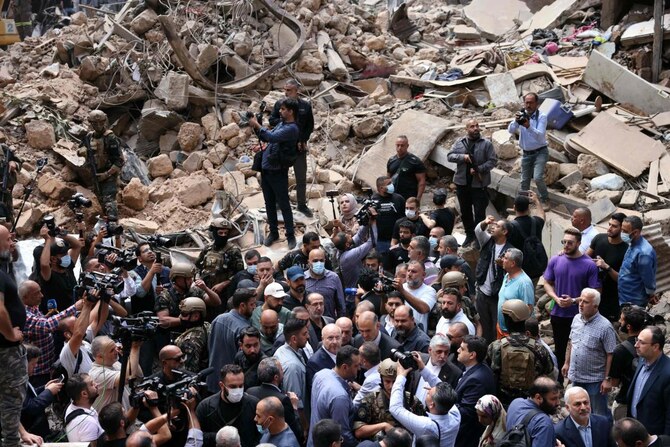2024年10月12日、メディア関係者に囲まれながら、イスラエルの空爆の現場を視察するイランの国会議長モハマド・バゲル・ガリバフ氏。(AFP通信)