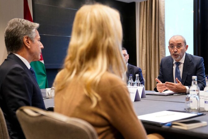 2024年10月25日、ロンドンにて、米国国務長官のアントニー・ブリンケン(左)がヨルダンの外相アイマン・サファディ(右)と会談。(AFP)