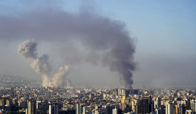 2024年10月5日、ベイルートの南郊外を標的としたイスラエルの空爆現場から煙が上がる。(AFP)