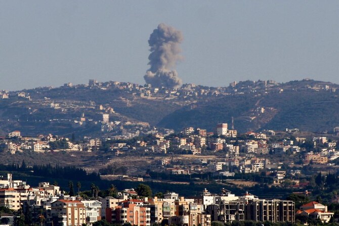 2024年10月11日、レバノン南部の都市タイルを見下ろす村々に対するイスラエルの空爆中に煙が上がる。(AFP通信)
