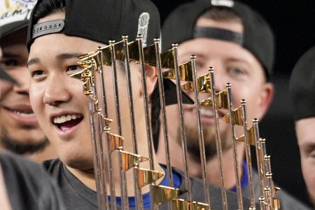 ロサンゼルス・ドジャースの 大谷翔平 は、野球ワールドシリーズでニューヨーク・ヤンキースに勝利した第5戦の後、トロフィーを掲げて祝った。2024年10月31日木曜日、ニューヨークにて。(AP通信)