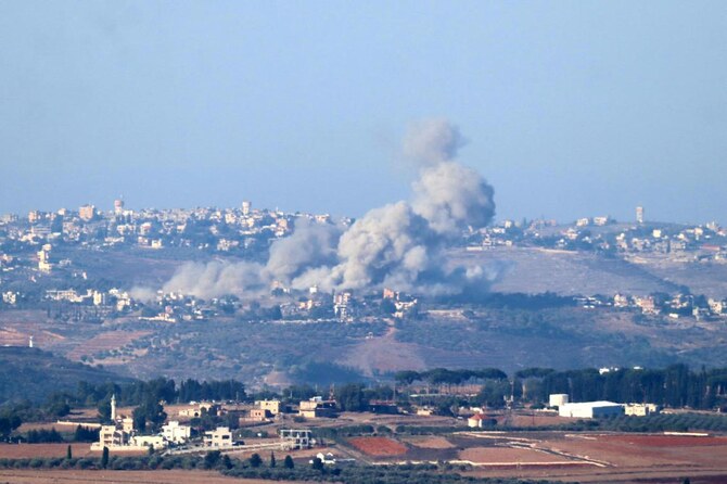 2024年10月20日、イスラエルとヒズボラの戦闘が続く中、イスラエルがレバノン南部の都市ナバティヤを空爆し、煙が立ち上る。（AFP）