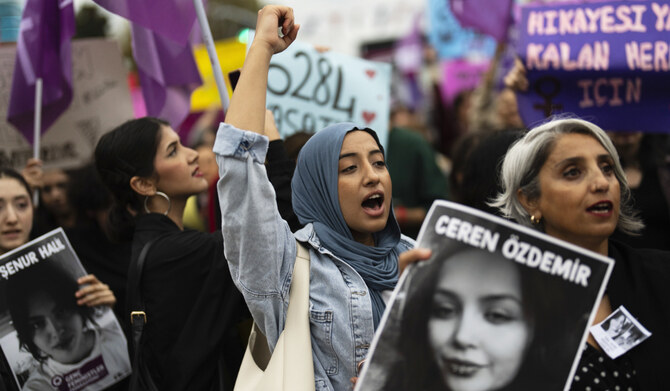 2024年10月12日土曜日、トルコのイスタンブールで女性に対する暴力に抗議するデモが行われ、女性たちがスローガンを叫んだ。（AP通信）