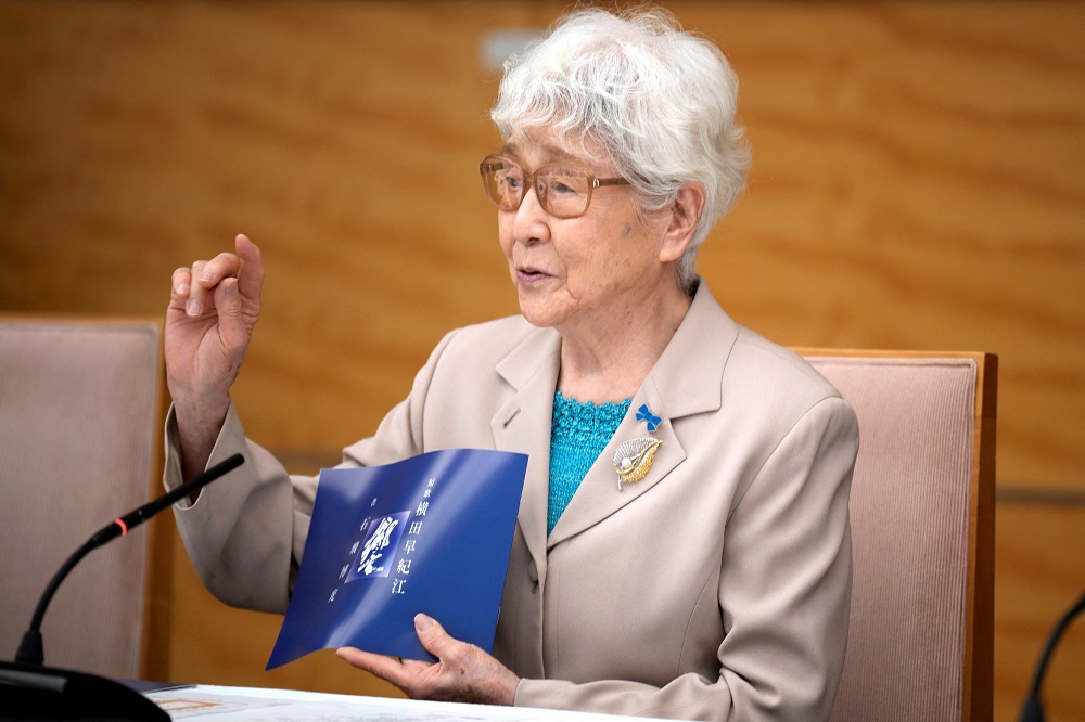 北朝鮮による拉致被害者の横田めぐみさん＝拉致当時（１３）＝が５日、６０歳の誕生日を迎えた。母の早紀江さん（８８）が誕生日を前に取材に応じ「４７年間も待ち続けなければならず、むなしい。元気だと信じて解決を待っている」と胸の内を語った。 (AFP/file photo)