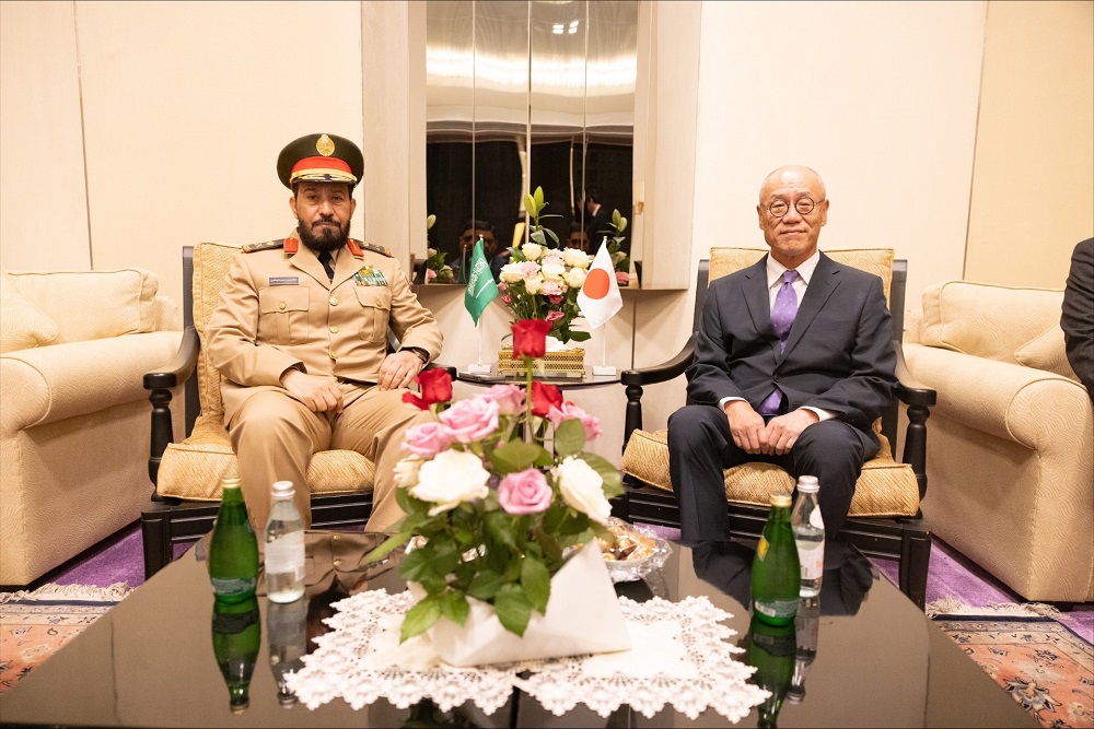 サウジアラビア陸軍のシャラ・ビン・ター・アルサルミ少将をはじめ、多数の政府高官や外交官が出席した。