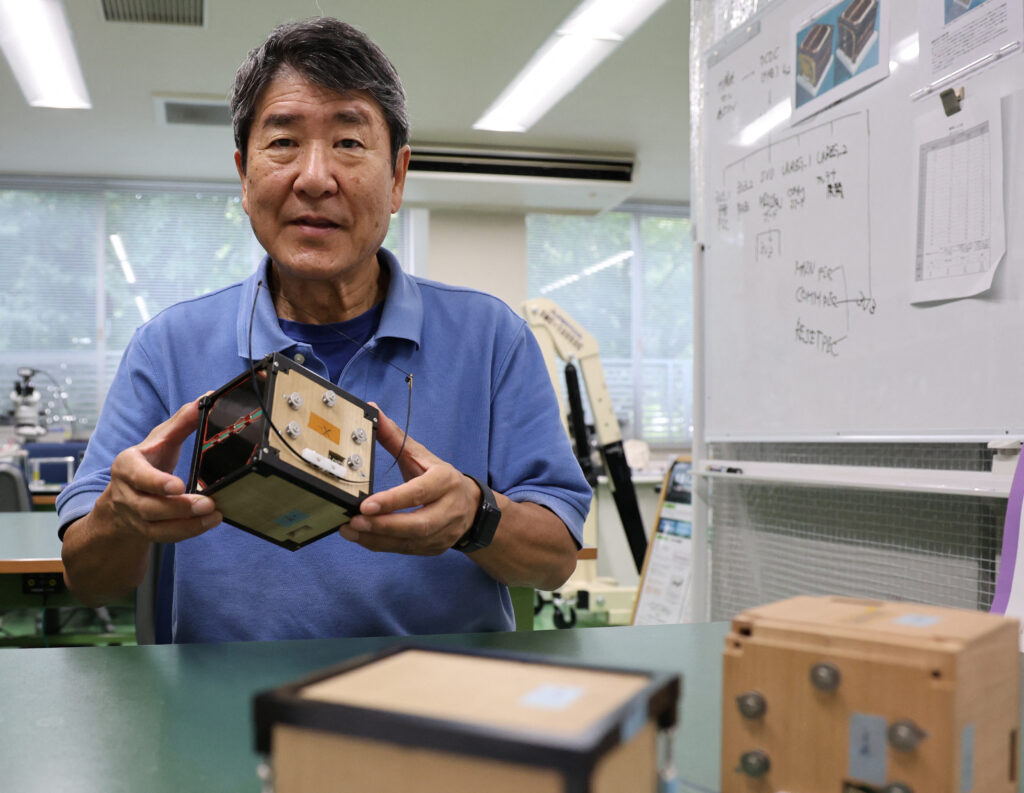 京都大学と住宅メーカーの住友林業が開発したLignoSatは、SpaceXのミッションで国際宇宙ステーションに運ばれ、その後、地球上空約400km(250マイル)の軌道に放出される予定である。(ロイター)