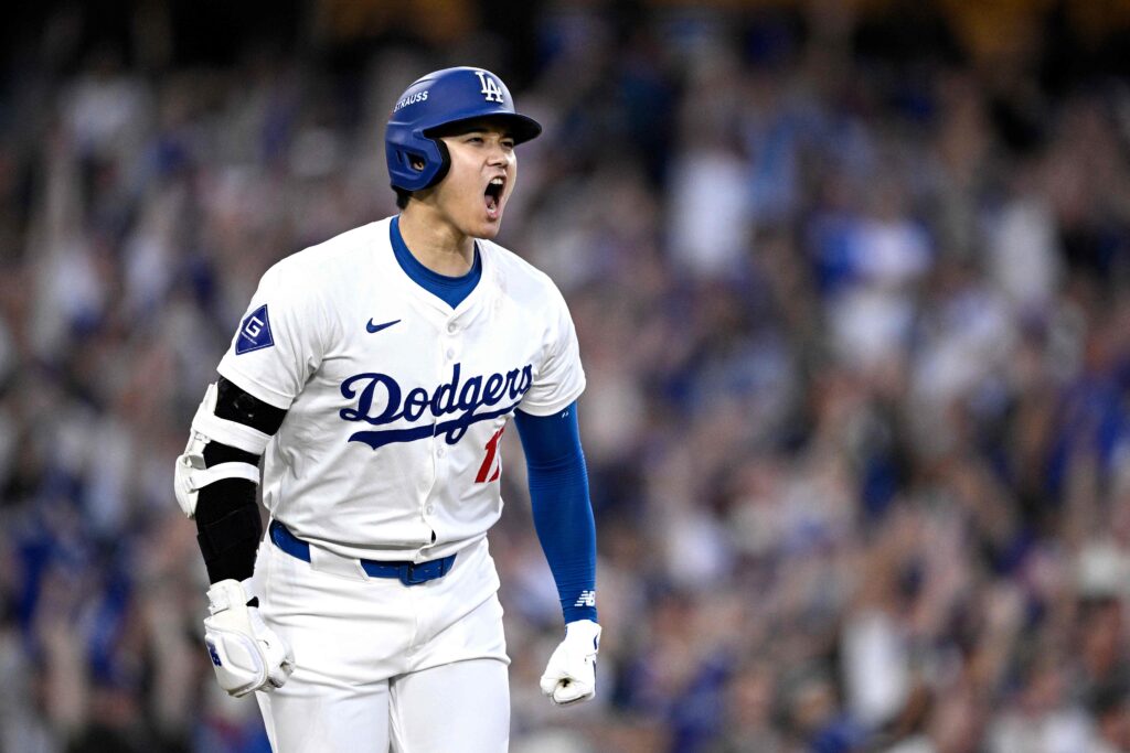 2024年10月5日、カリフォルニア州ロサンゼルスのドジャースタジアムで行われたディビジョンシリーズ第1戦、サンディエゴ・パドレス戦の2回に3ランホームランを放ち、喜ぶロサンゼルス・ドジャースの大谷翔平＃17。(AFP＝時事）