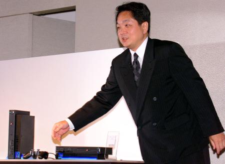 日本のソニー・コンピュータエンタテインメントの久多良木健社長は1999年9月13日、東京でのプレス向け内覧会で新型ゲーム機「プレイステーション2」を紹介した。 (AFP)
