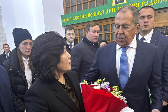 上:2024年11月1日、モスクワで、ロシアのセルゲイ・ラブロフ外相(右)が北朝鮮の崔善姫(チェ・ソンヒ)外相と話す。(ロシア外務省報道部提供、AP通信)