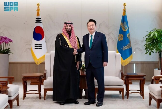 サウジアラビアの国家警備隊大臣であるアブドゥラー・ビン・バンダル・ビン・アブドルアジーズ王子は水曜日、ソウルで韓国のユン・ソク・ヨル大統領と会談し、両国関係と関係強化策について話し合った。（SPA）