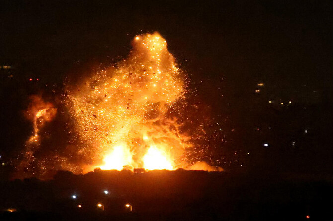 2024年11月7日、イスラエルによるベイルート南部郊外を標的とした空爆の現場から火の玉が上がっている。AFP通信の映像は、イスラエル軍がヒズボラの拠点の住民に退去を呼びかけた約1時間後の2024年11月7日、ベイルート南部を空爆している様子を捉えている。レバノンの国際空港付近の場所からも空爆されている。(IBRAHIM AMRO / AFP / 写真)