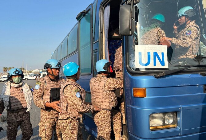 2024年11月7日、イスラエル軍の攻撃を受けたレバノン南部シドン市の北部入口で、国連レバノン暫定軍（UNIFIL）の平和維持部隊のメンバーがバスに乗り込む。（AFP）