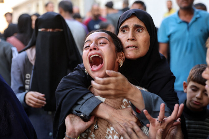 イスラエルとハマス武装勢力との間で継続中の戦闘中、アル・シャティ難民キャンプの学校を転用した避難所をイスラエルが攻撃し、犠牲者の遺体がガザ市のアル・シーファ病院に運ばれた後、同病院の中庭で若いパレスチナ人女性。（ファイル/AFP）