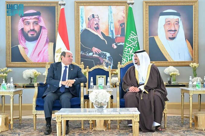 上、リヤドで同地域の副首長と会談するエジプト大統領のアブドゥルファッターハ・エルシーシ大統領(左)。(SPA)
