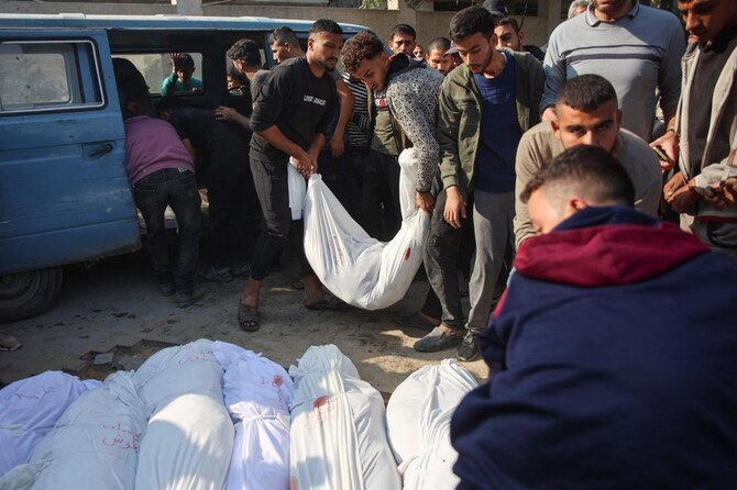 2024年11月10日、ガザ地区北部のジャバリアにある墓地で、イスラエルの攻撃で死亡したパレスチナ人がバンから降ろされる。(AFP)