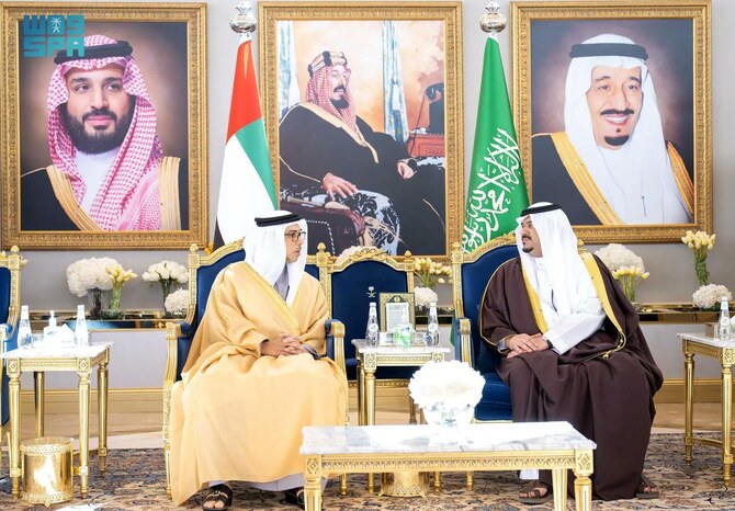 UAE副大統領、副首相兼大統領府長官のシェイク・マンソール・ビン・ザーイド・アール・ナヒヤーン殿下(左)が、リヤドで同地域の副首長と。(SPA)