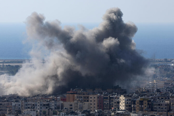 レバノンのバアブダから見た、ヒズボラとイスラエル軍の敵対行為が続く中、イスラエル軍の攻撃後、ベイルート南部郊外に煙が立ち込める。(ロイター）