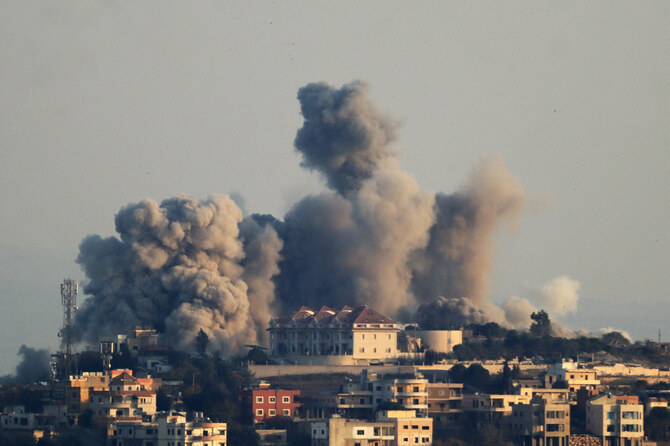 2024年10月30日、レバノン南部のキアム村の一帯を標的としたイスラエル軍の空爆現場から煙が上がる(AFP=時事)。