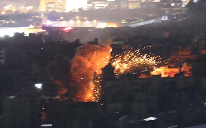2024年11月13日、ベイルート南部近郊を狙ったイスラエル軍の空爆現場から火の玉が上がる。(AFP=時事)