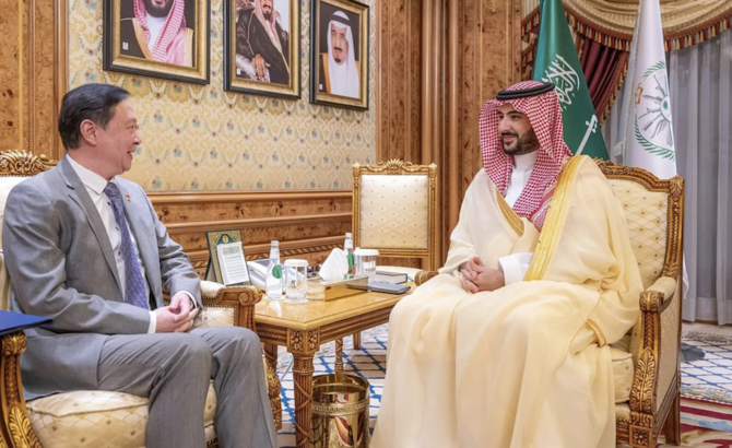 サウジアラビアのハーリド・ビン・サルマン王子国防大臣 日曜日、チャン・ホア駐王国大使。(SPA)