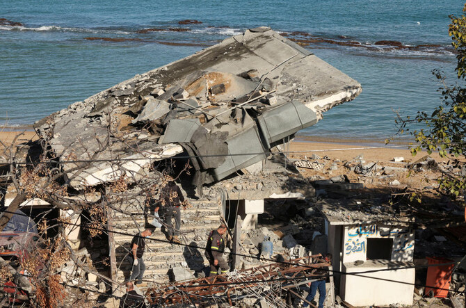レバノン軍声明によると、ヒズボラとイスラエル軍の間で敵対行為が続く中、レバノン南部のサラファンドの町で、軍の基地を攻撃したイスラエル軍の攻撃の余波を受け、破損した現場を視察する人々(2024年11月20日撮影)。(ロイター)