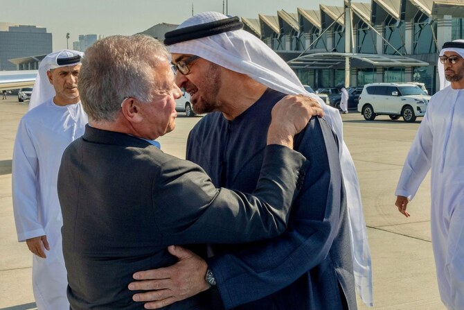 水曜日、アブダビでヨルダンのアブドゥラー2世を歓迎するUAEのシェイク・ムハンマド・ビン・ザイード大統領。(ヨルダン王宮/AFP)