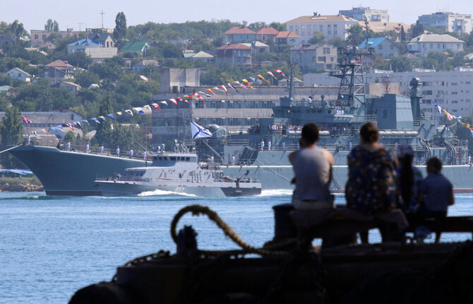 2019年7月26日、クリミア占領下の黒海セヴァストポリ港で、ロシアの海軍記念日パレードのリハーサルを見る人々。(REUTERS/写真)
