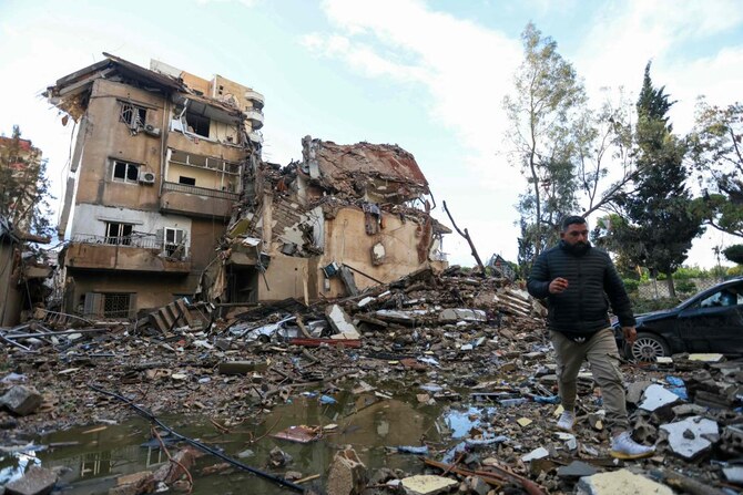 2024年11月26日、ベイルート南郊のチャヤ地区を標的としたイスラエル軍の空爆の被害状況を視察する男性(AFP=時事)