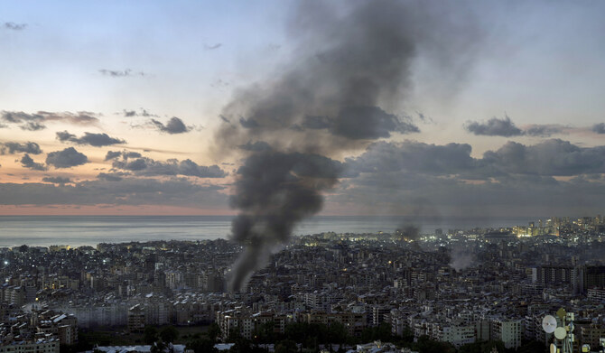 2024年11月26日火曜日、レバノンのベイルートで、イスラエルによるダヒエ空爆の後、煙が上がっている。(AP)