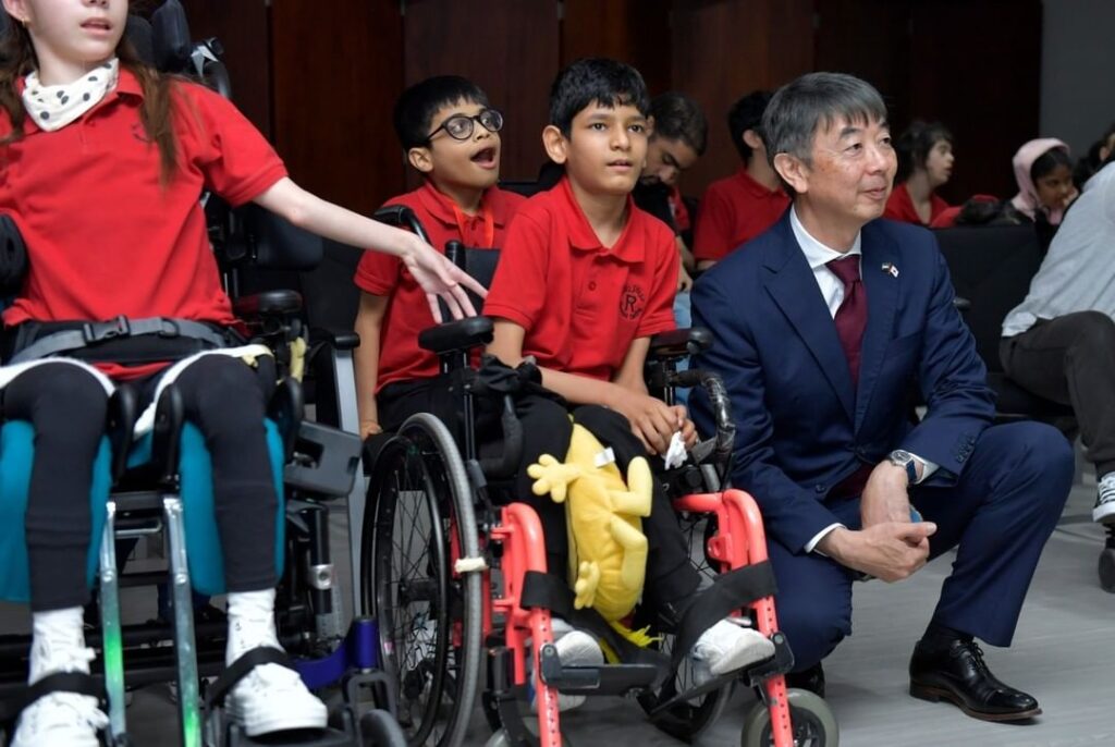 子どもたちはパフォーマンスに感動し、そのうち何人かは日本人アーティストと一緒にステージに上がった。(在ドバイ日本国総領事館のInstagramより)