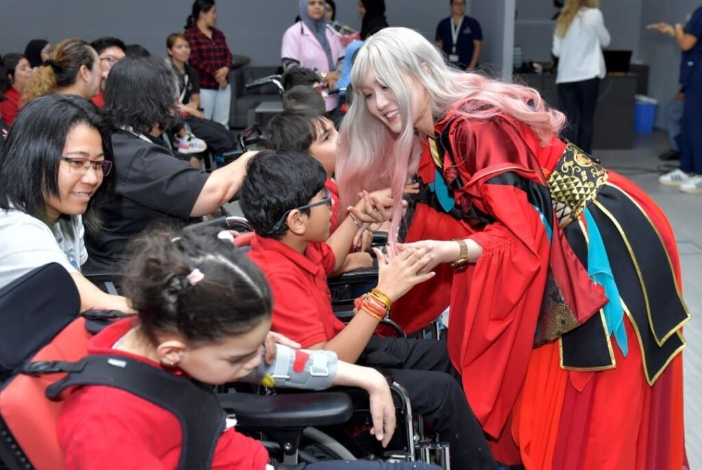 子どもたちはパフォーマンスに感動し、そのうち何人かは日本人アーティストと一緒にステージに上がった。(在ドバイ日本国総領事館のInstagramより)