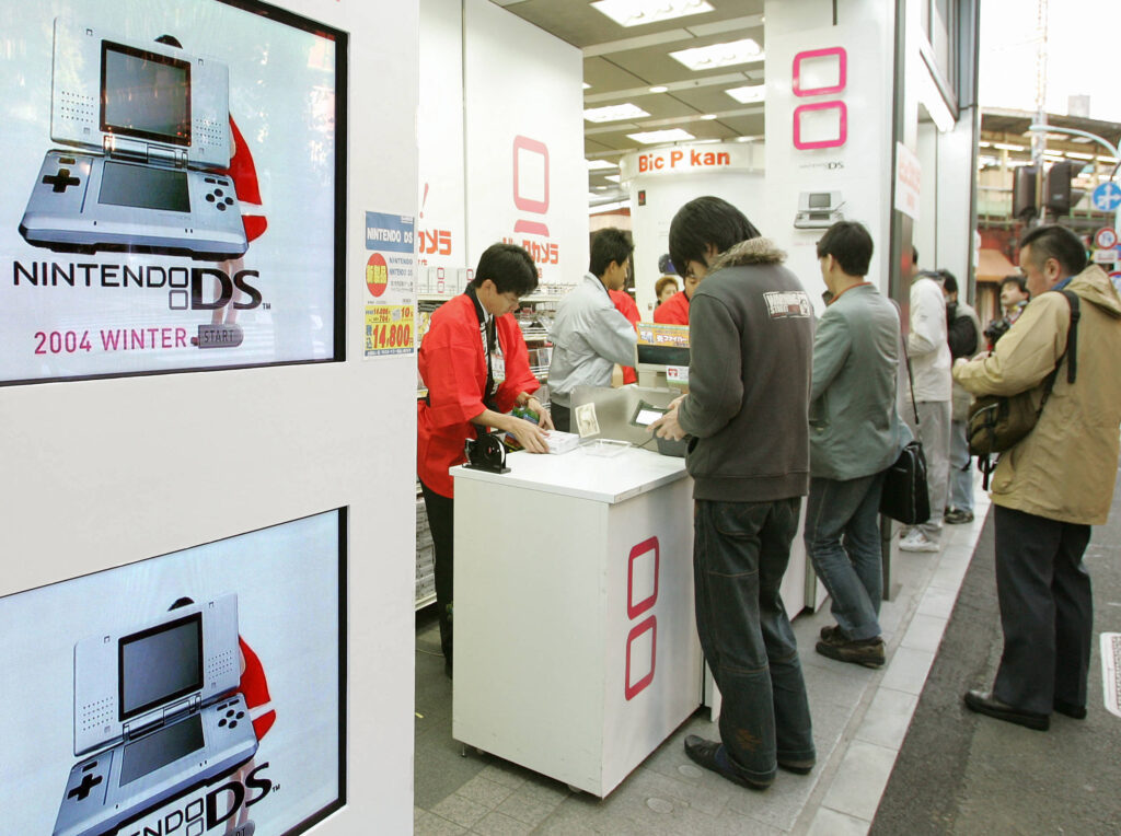 ダブルスクリーンとフリップオープンのデザインで、ゲーム機初心者にアピールするよう設計された。(AFP=時事)