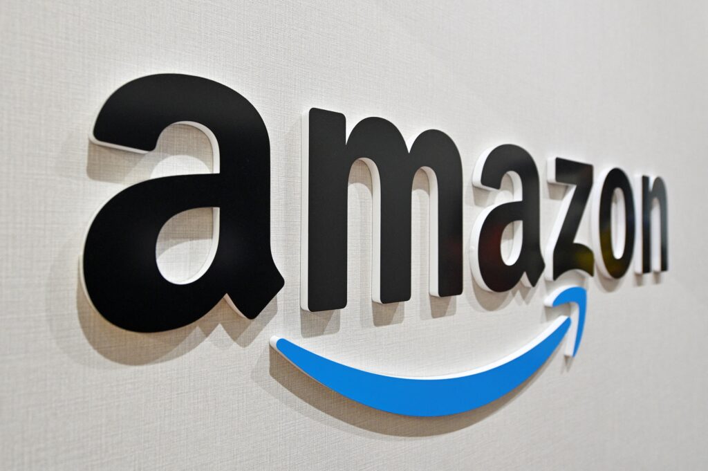 売り手は、アマゾンがライバルのeコマースサイトに対して競争優位に立つために価格を下げるか、購入ボックスの権利を失うか、圧力をかけられてきたと情報筋は述べた。(AFP=時事)
