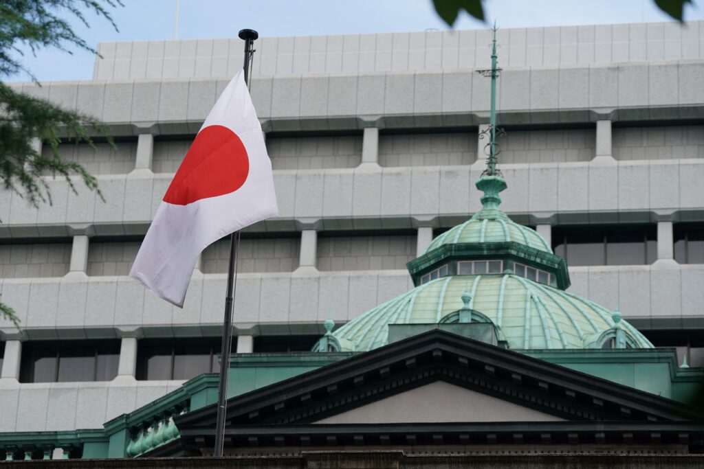 植田氏は、経済と物価が日銀の見通し通りに推移すれば、日銀は追加利上げを継続する用意があることを強調した。(AFP)