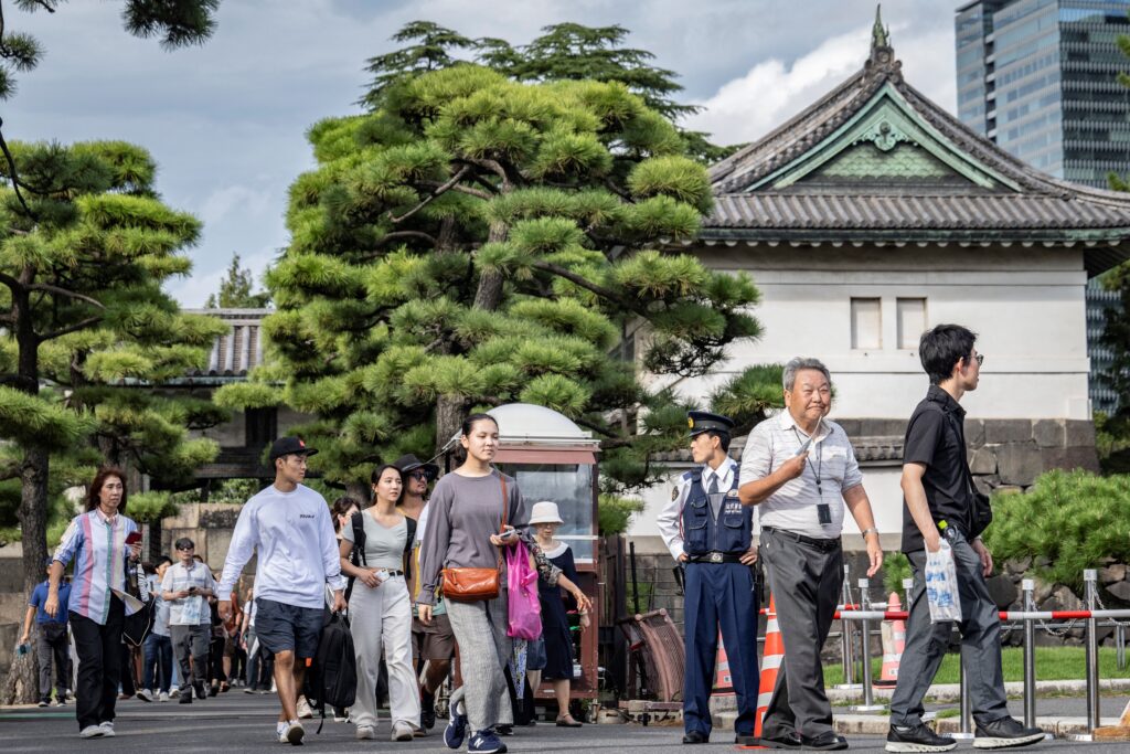 乾通りにはイロハモミジなどのモミジ類計７０本が植えられている。(AFP)