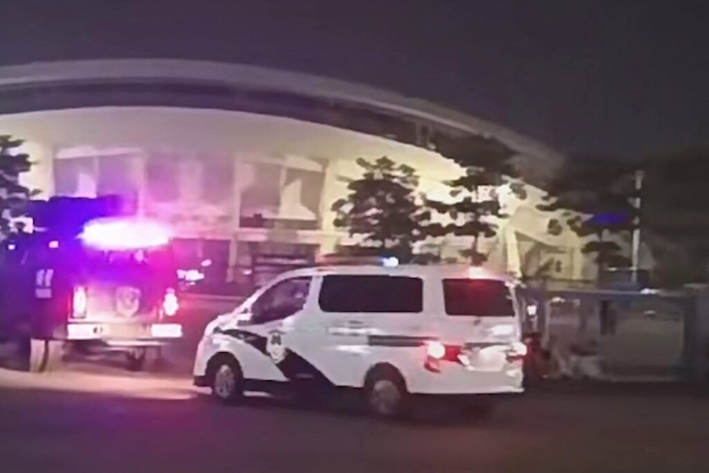 珠海のスポーツセンターで、運動中の群衆の中に突っ込んだ運転手の後に到着した緊急車両。(AFP)