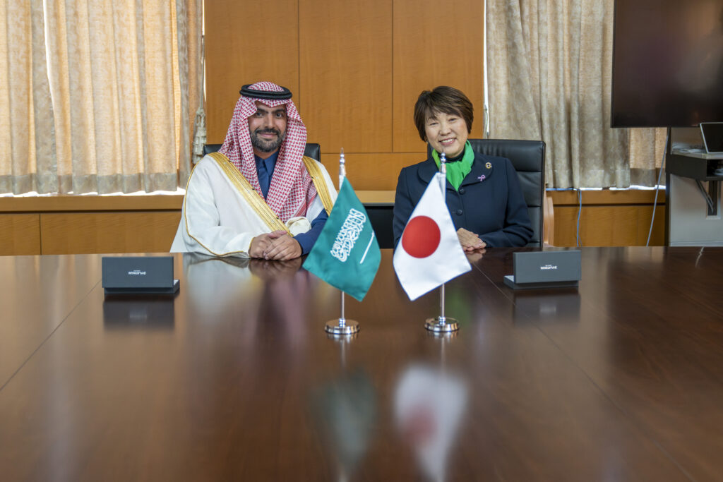 サウジアラビアのバドル・ビン・アブドゥラー・ビン・ファルハーン王子文化大臣と日本の阿部俊子文部科学大臣が、両国の協力と文化交流の促進に関する覚書に署名した。(サウジアラビア文化省)