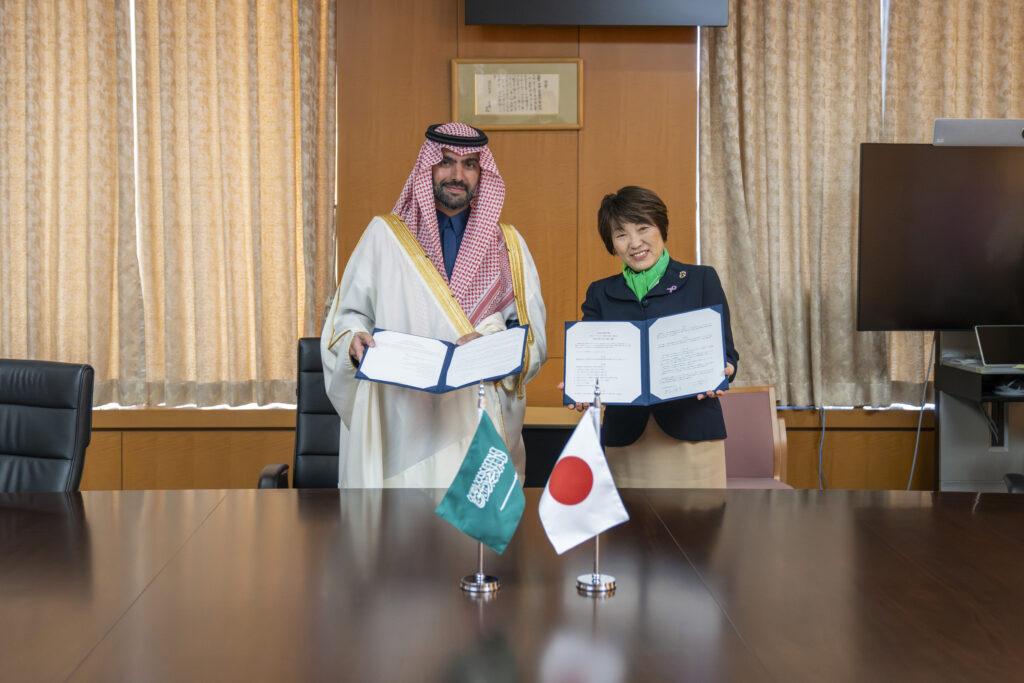 サウジアラビアのバドル・ビン・アブドゥラー・ビン・ファルハーン王子文化大臣と日本の阿部俊子文部科学大臣が、両国の協力と文化交流の促進に関する覚書に署名した。(サウジアラビア文化省)