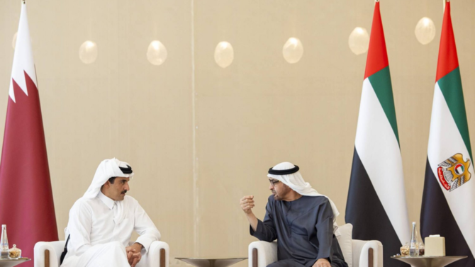 写真は、アブダビでの会合中のUAE大統領シェイク・ムハンマド・ビン・ザーイド・アール・ナヒヤーンとカタール首長シェイク・タミーム・ビン・ハマド・アール・サーニー。（出典：UAE大統領府）