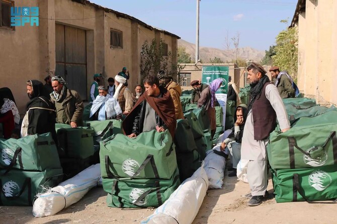 アフガニスタンでは、200のシェルターキットと200のテントが1,200人の人々のために配布された。(SPA)
