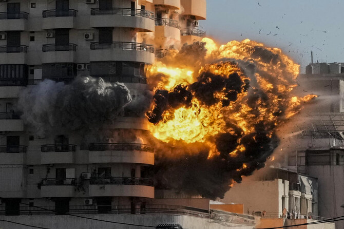2024年11月22日、ベイルート南部郊外のチヤで、イスラエルの空爆を受けた建物から煙と炎が噴き出す。(AP通信)