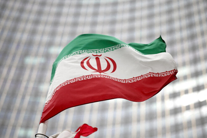 ファイル写真:IAEA本部が入る国連事務所ビルの前に翻るイラン国旗(ロイター)