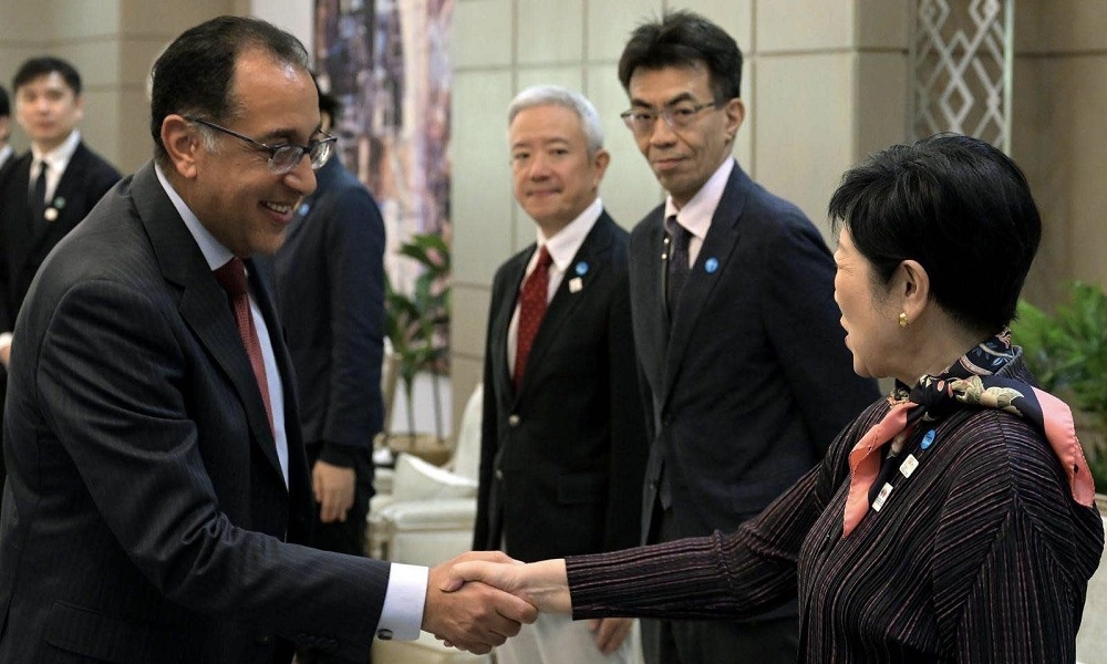 会議の冒頭、都知事は小池知事と一行を温かく歓迎した。(TMG)