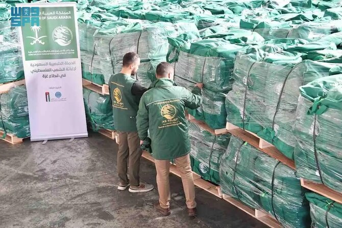 サウジアラビアの支援機関は、パレスチナの人々に割り当てられた必需品を詰めた10,560個の避難用袋を積んだ30台のトラックの護衛部隊を展開した。（SPA）