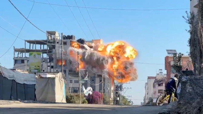 イスラエルとハマスの紛争が続く中、ガザ地区中央のヌセイラット難民キャンプで、イスラエルの攻撃を受けた住宅から煙と炎が上がっている。（ロイターTV/REUTERS経由）