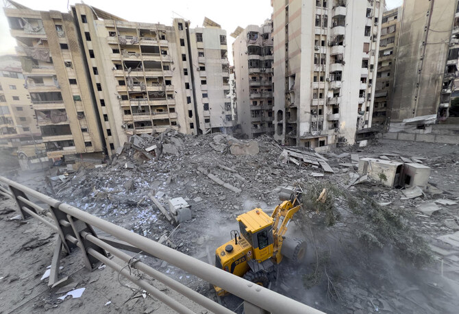 レバノンのベイルート南部郊外にあるダヒヤで、イスラエルの空爆により破壊された建物の瓦礫をブルドーザーで撤去する自治体職員(2024年11月1日金曜日)。(AP通信)