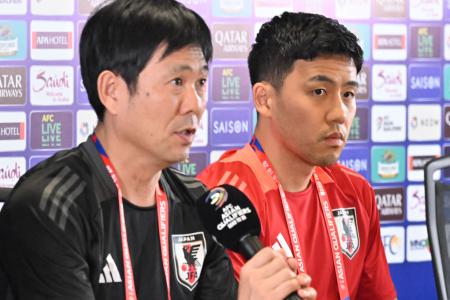 日本代表の森保一監督（左）と遠藤航選手は、2024年11月15日、ジャカルタのブンカルノスタジアムで記者会見に出席した。（AFP）