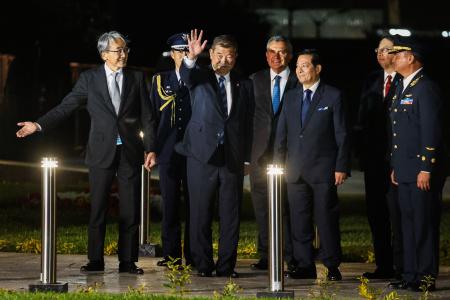 APECペルー2024が発表したこの配布写真は、2024年11月15日、ペルーのカヤオでアジア太平洋経済協力（APEC）に到着した日本の新首相、石破茂氏が手を振っている様子を示している。（AFP）
