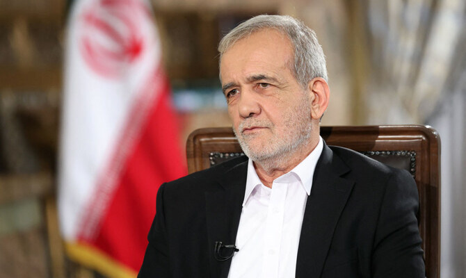 イランのマフムード・ペゼシュキアン大統領は、イランの優先事項はイスラム諸国および近隣諸国との関係を発展させることであると述べた。（AFP/File）